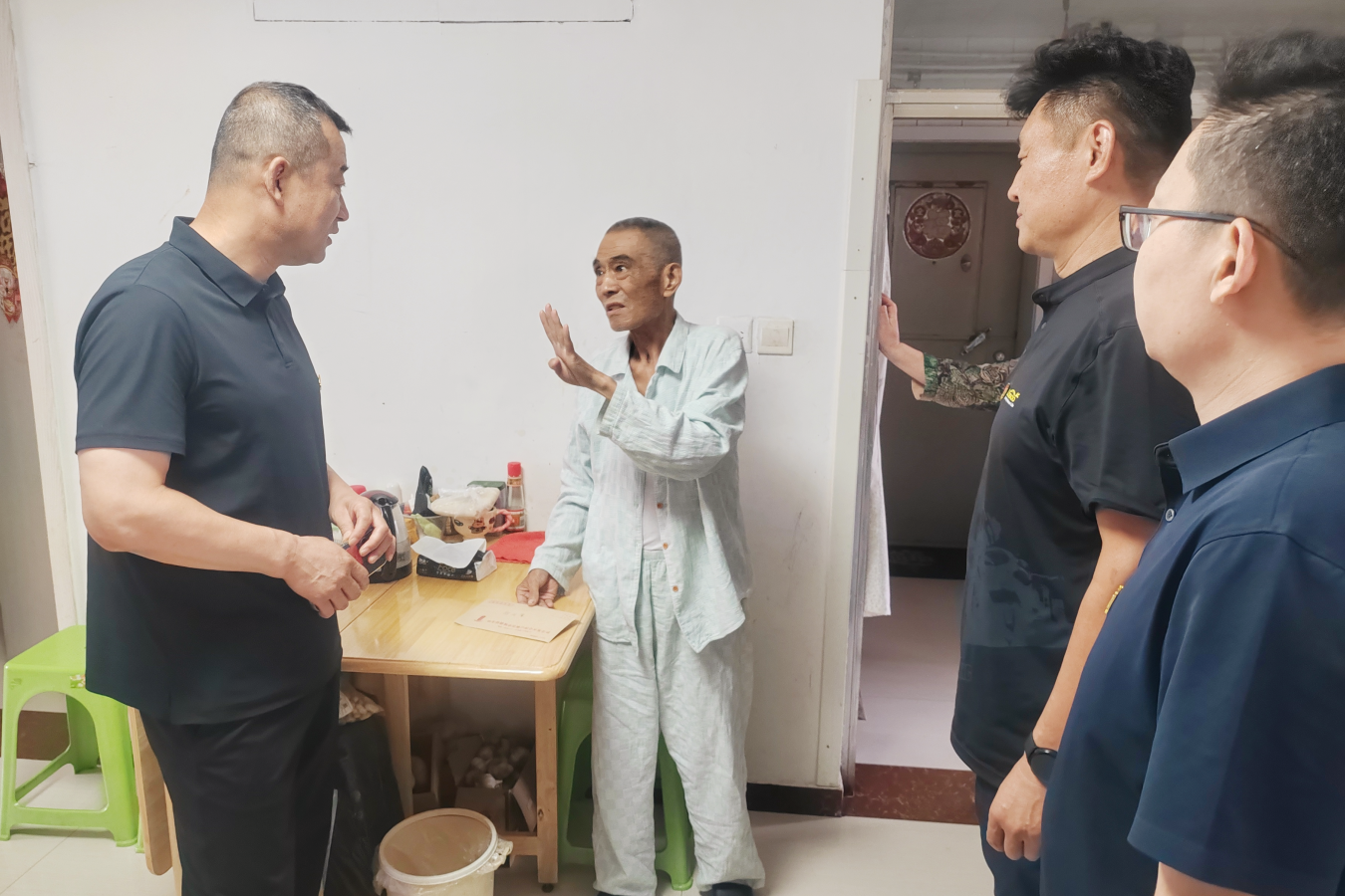 888葡京集团线路检测发展公司开展“七一” 走访慰问困难党员活动