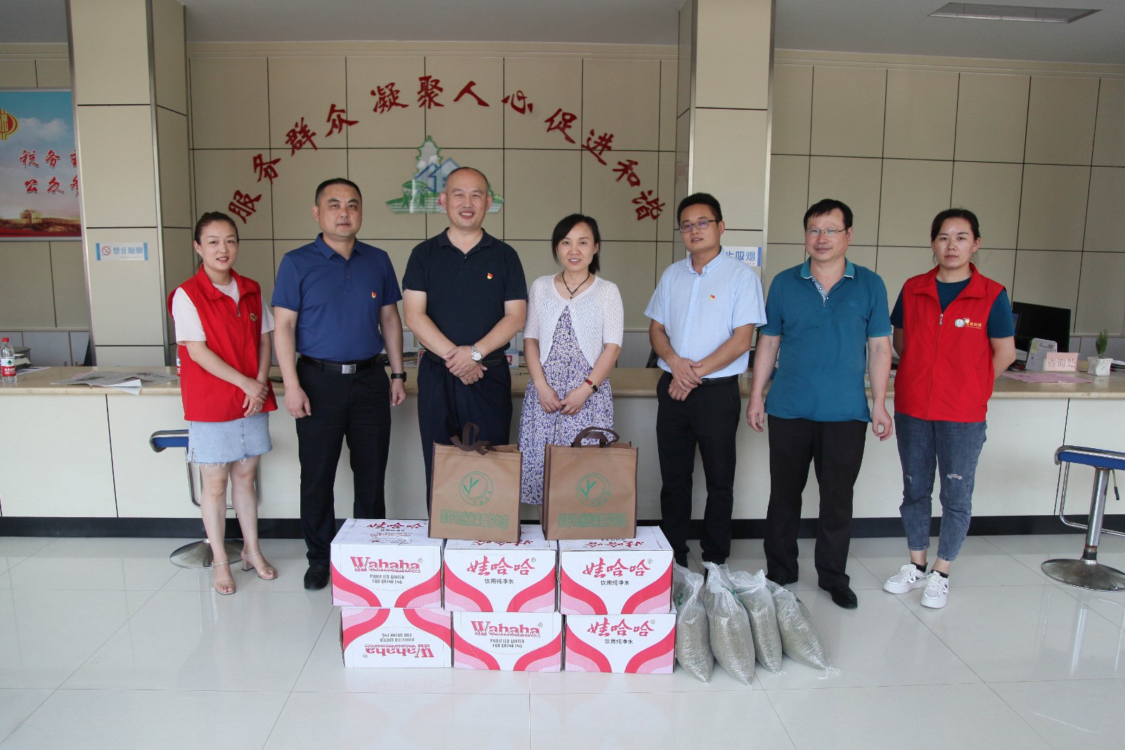 888葡京集团线路检测开展党员科级干部下沉联系帮包网格工作暨社区“送清凉”活动
