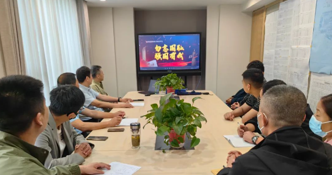 888葡京集团线路检测中房开发公司开展“国防教育进工地”活动