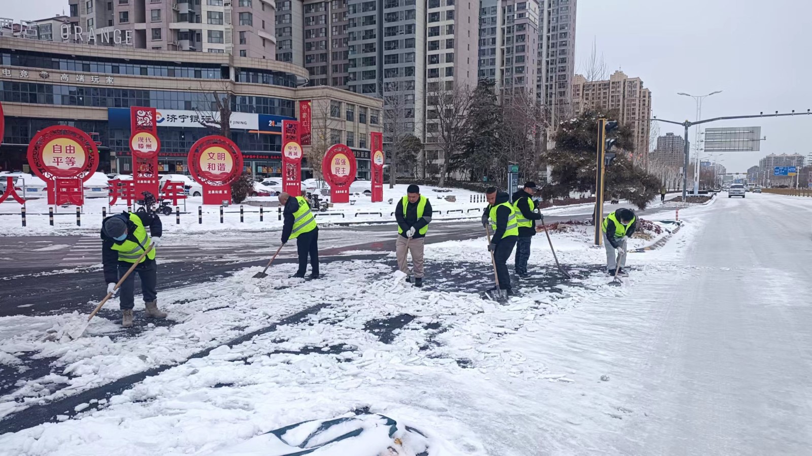 除冰雪 保安全 | 888葡京集团线路检测积极开展清雪除冰行动