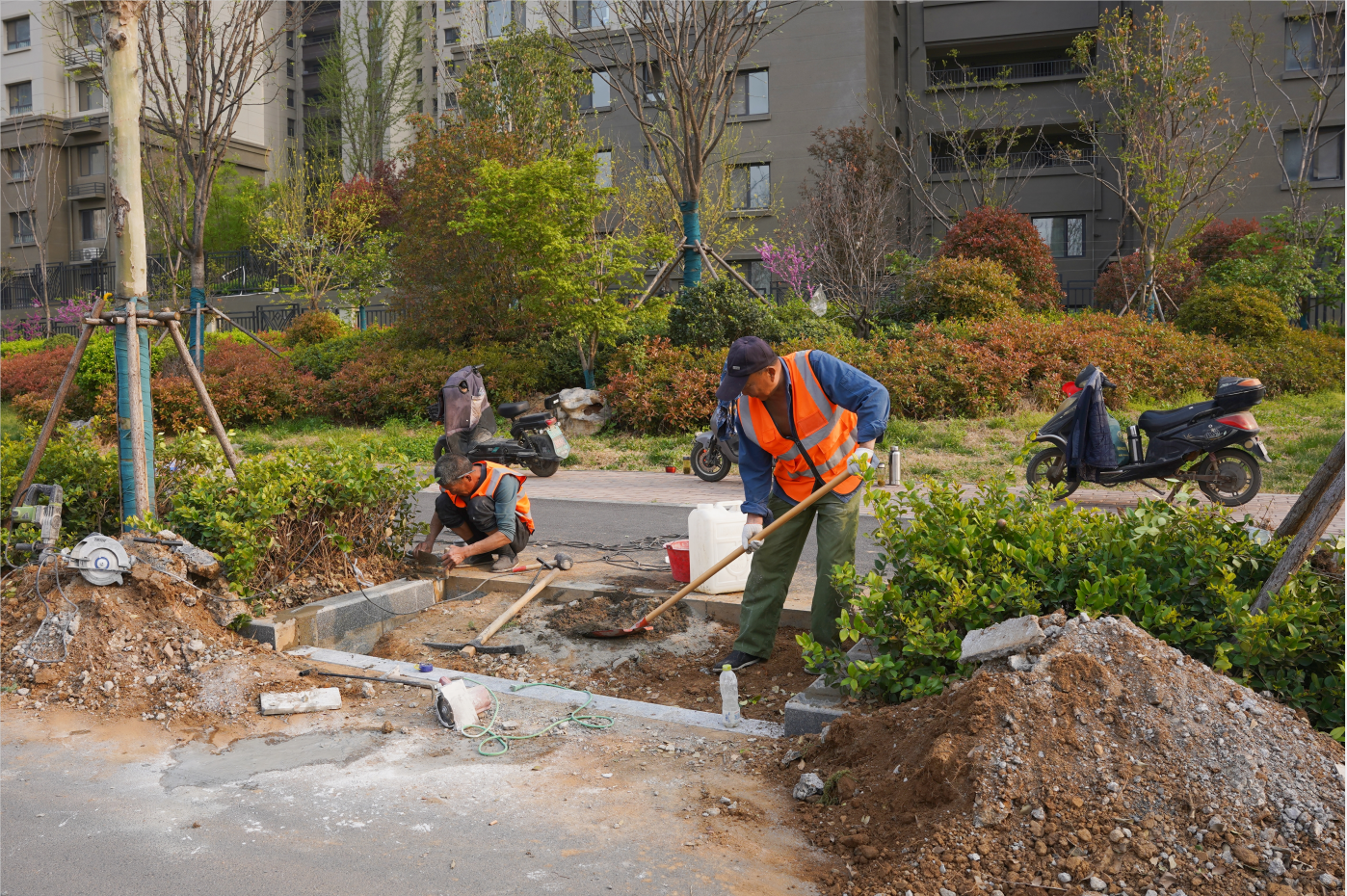 888葡京集团线路检测发展公司全面推进无障碍设施改造工程